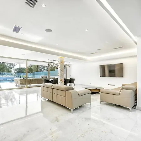 Renovada Con 5 Bdr En Maspalomas Villa